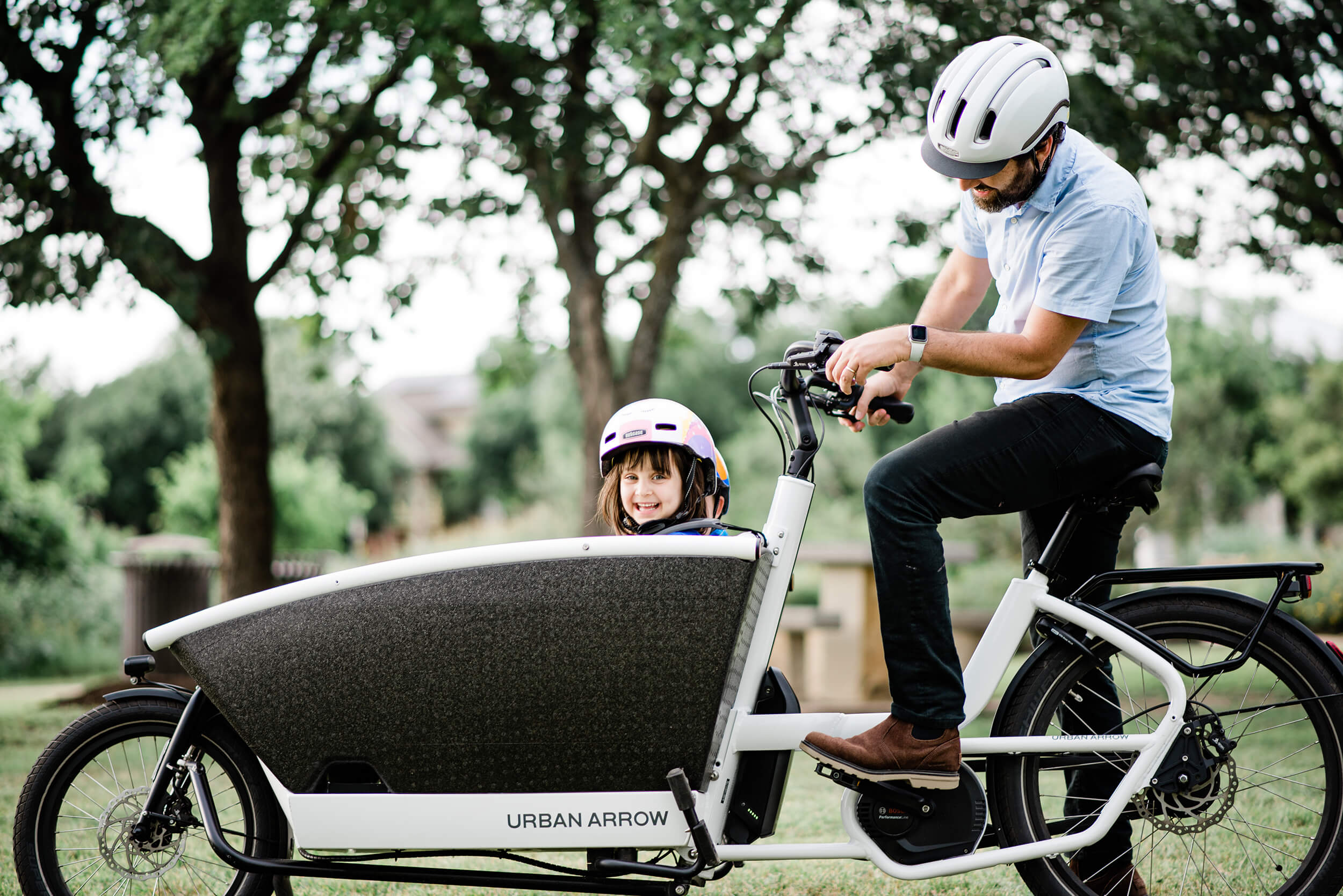 Father and children in a urban arrow electric cargo bike